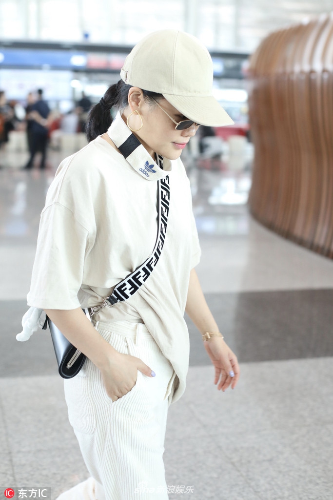 组图:袁娅维现身机场全程低头走路 单手插袋酷劲十足