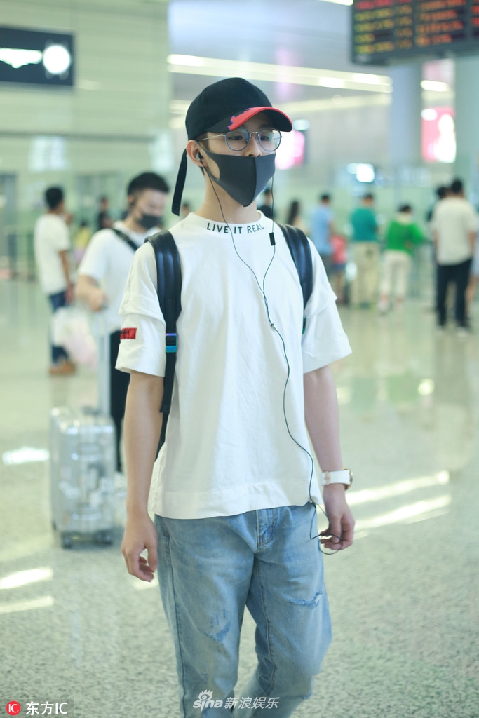 组图:徐浩戴棒球帽口罩包裹严实低调现身 完全乖乖仔既视感