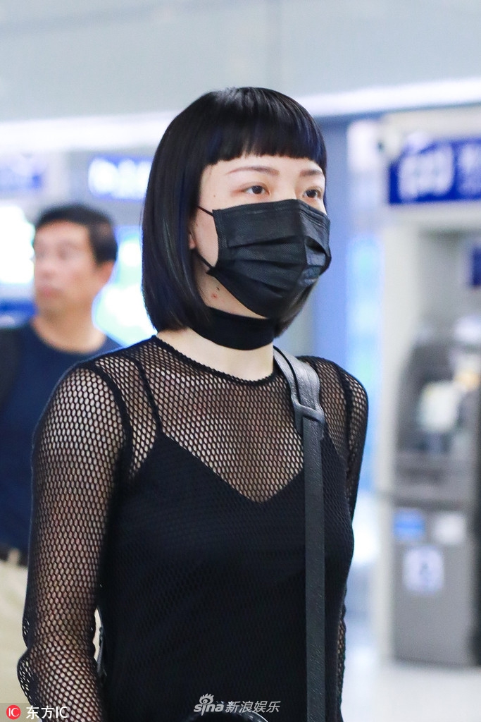 组图:吴莫愁黑色透视薄衫走暗黑少女风 口罩遮面大方对镜挥手