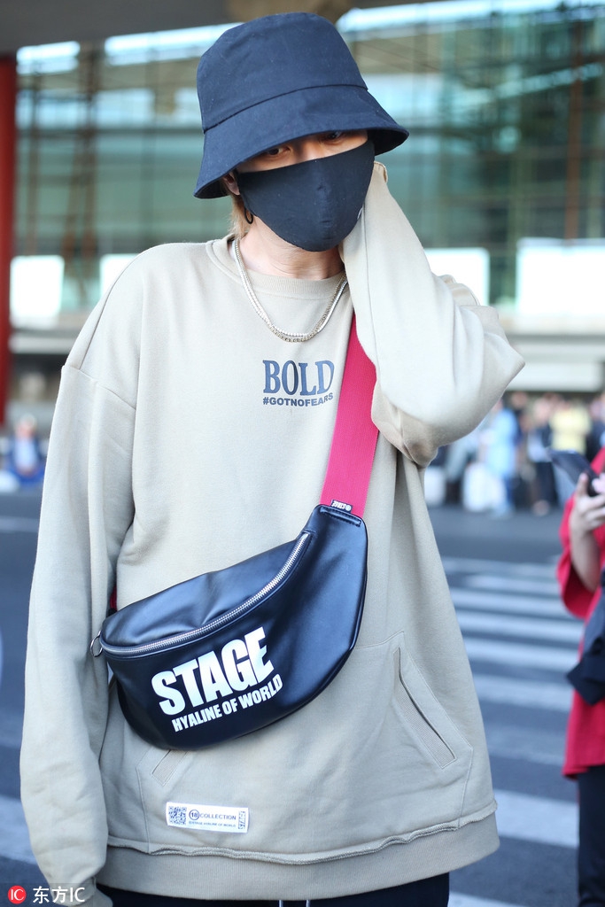 组图:罗志祥卫衣休闲裤帅气有型 渔夫帽搭挎包潮范十足