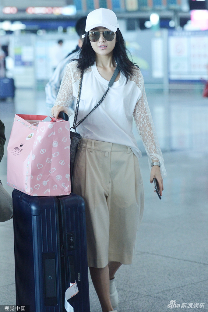 组图王鸥单手插兜走路带风气场强大对镜大方挥手亲和力max