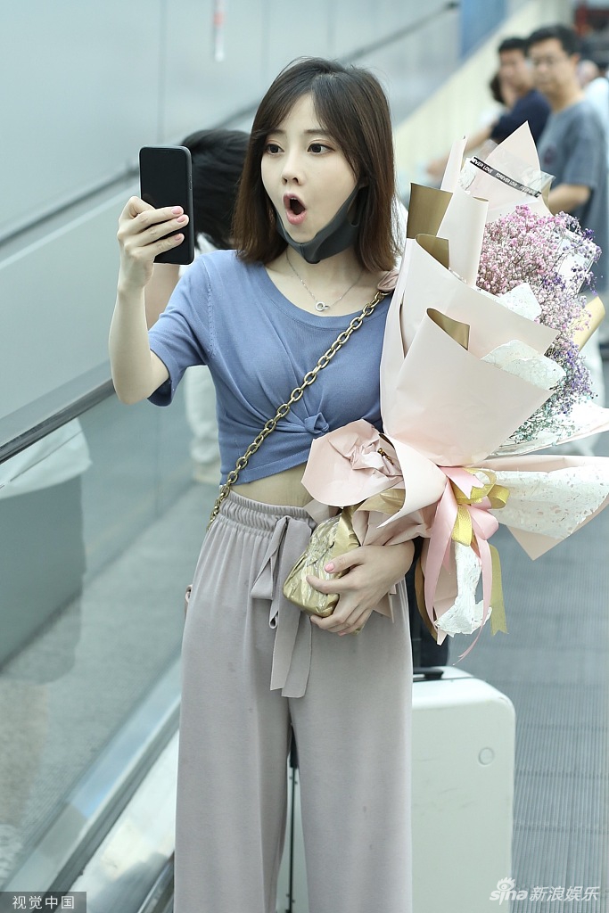 组图:冯提莫捧花比心清纯迷人 张嘴做惊叹脸可爱爆棚