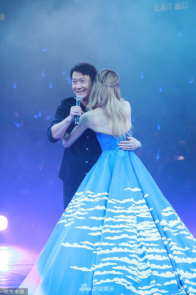 组图:容祖儿演唱会热力开唱展天后本色 获黎明助演深情拥抱