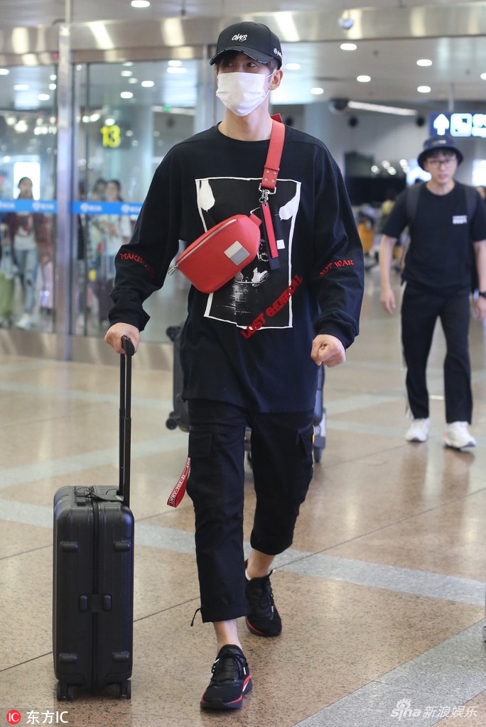 组图张云龙一身黑扮酷潮男范十足走路带风似t台走秀