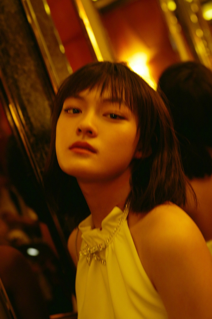 组图:文淇穿露背小白裙似性感小野猫 气质独特演绎复古港风美