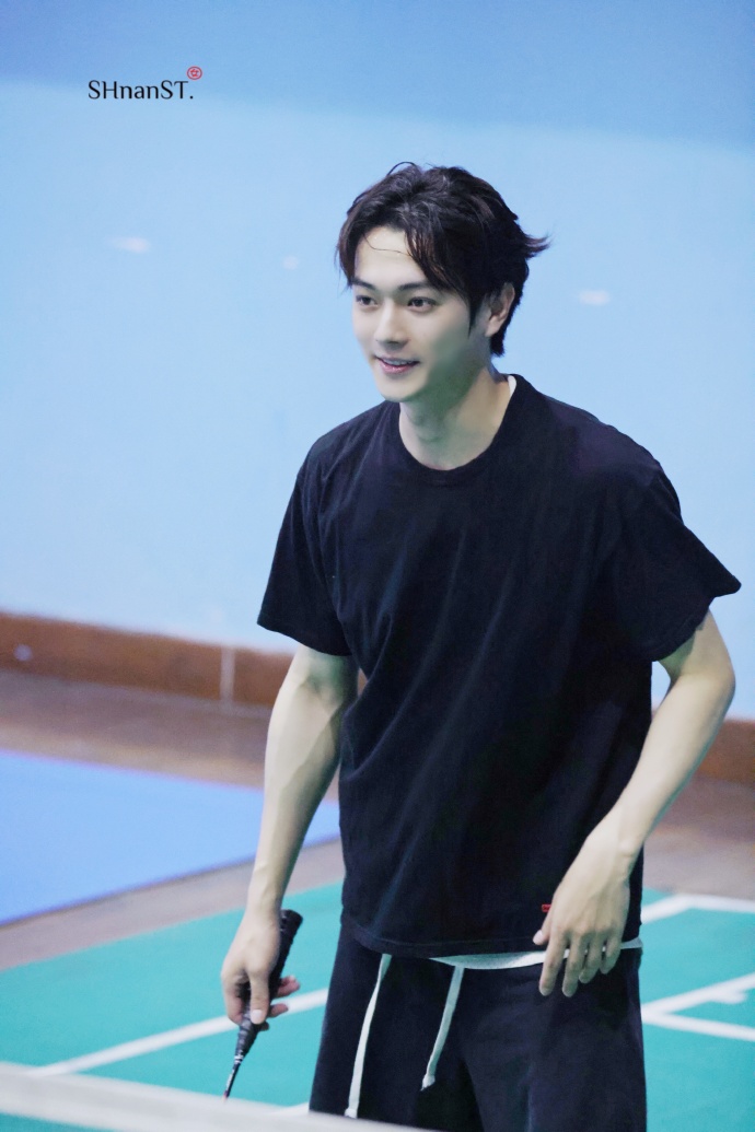 组图:许凯打羽毛球被偶遇 一身黑衣短裤造型清爽帅气_高清图集_新浪网