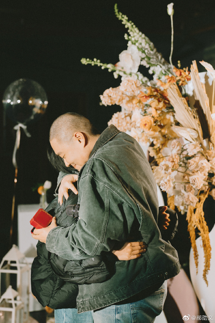 组图：郝劭文微博分享求婚成功喜讯与女友甜蜜亲吻满脸幸福第3张图片