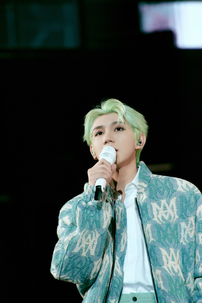 组图:王源举行客厅狂欢巡回演唱会 染绿发置身光影下似小王子