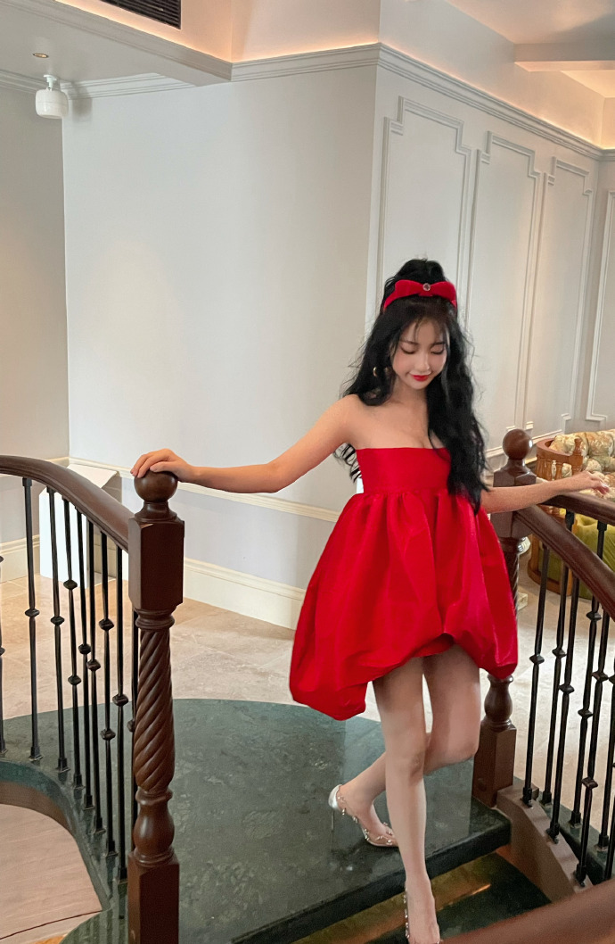 组图:虞书欣晒近期穿搭look 红色抹胸裙秀香肩锁骨_高清图集_新浪网