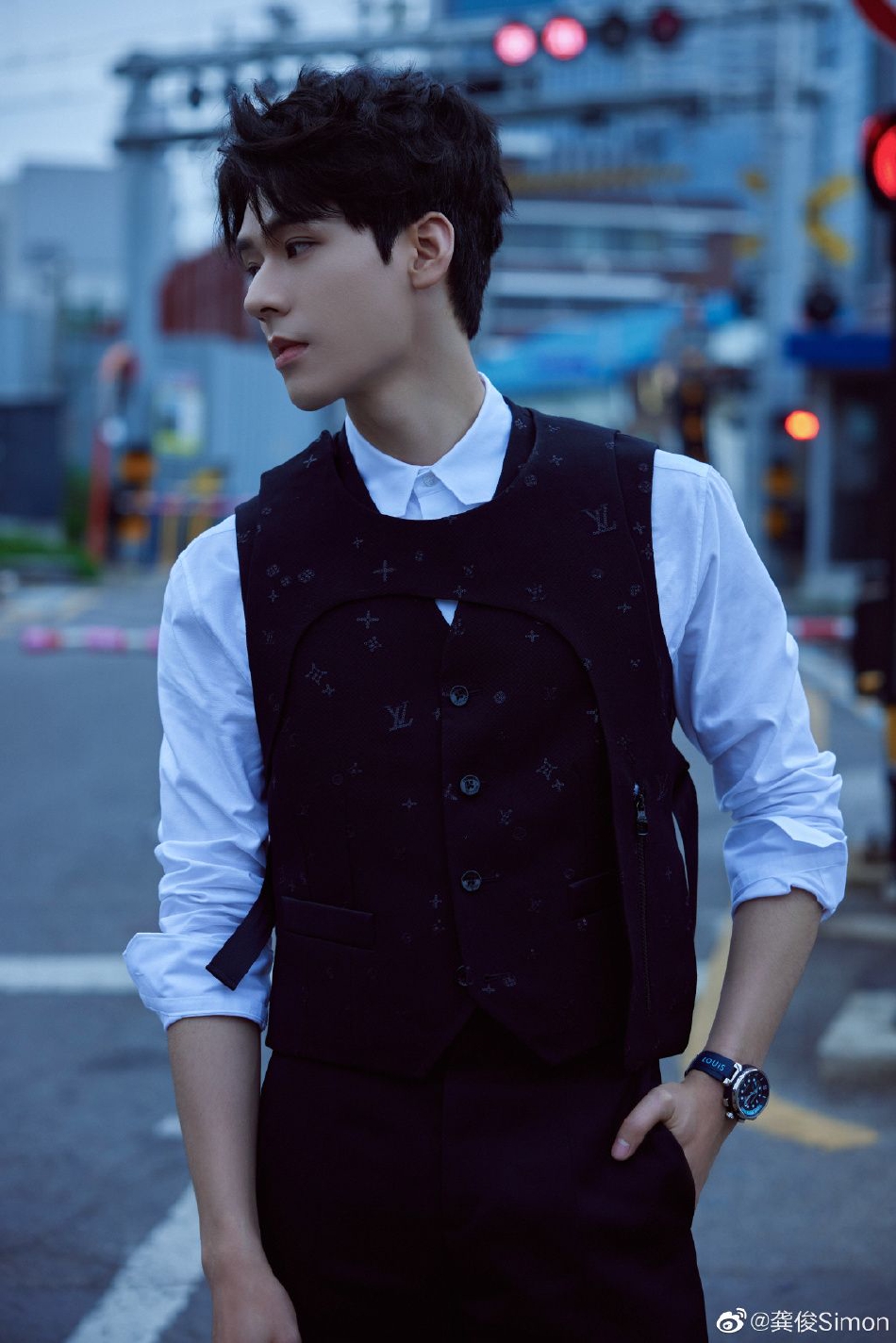 组图:龚俊机能风造型清爽干练 外搭黑色小马甲气质矜贵