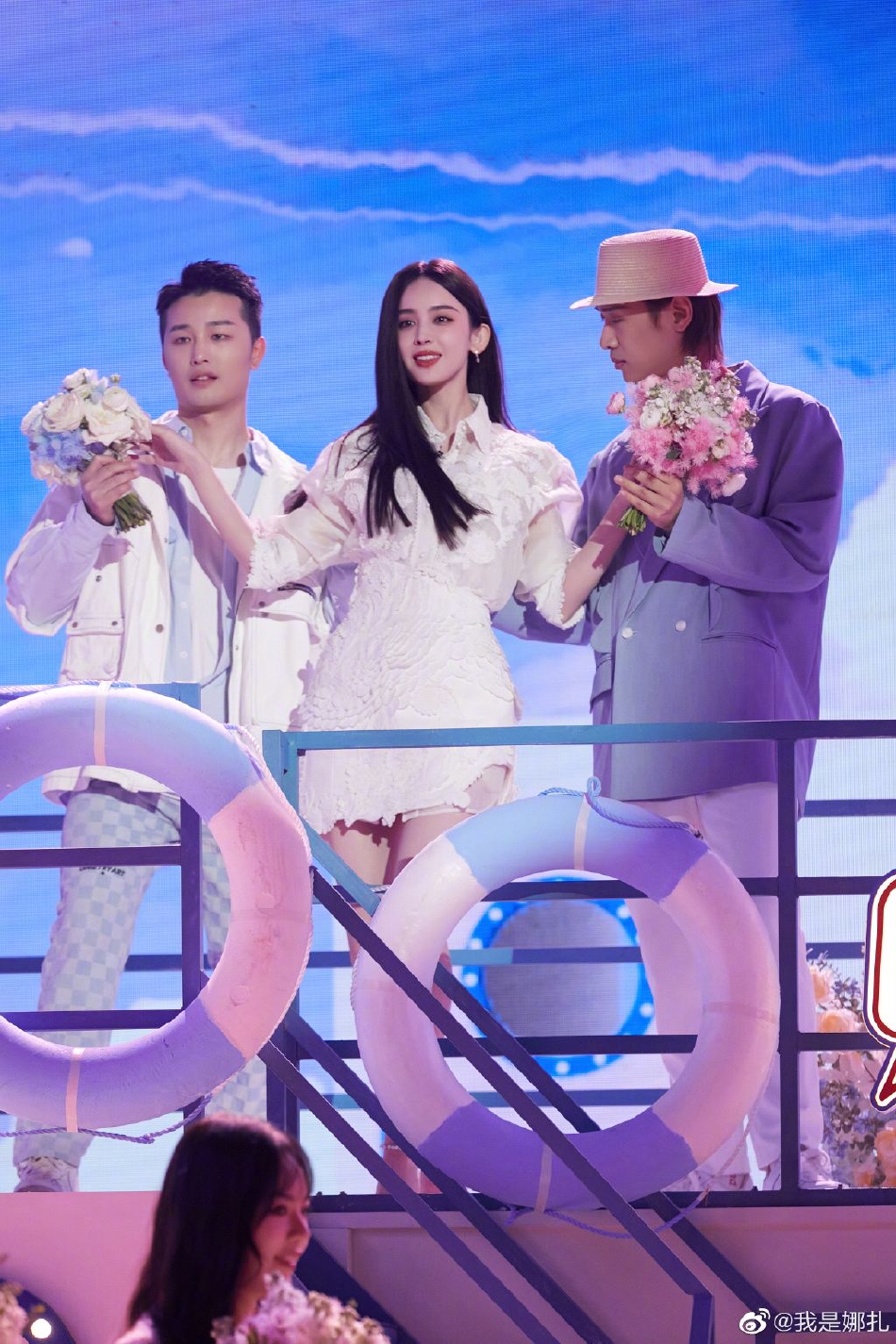 娜扎晒与江疏影同框合照 "塑料姐妹花"贴贴好养眼_影视资讯网明星报道