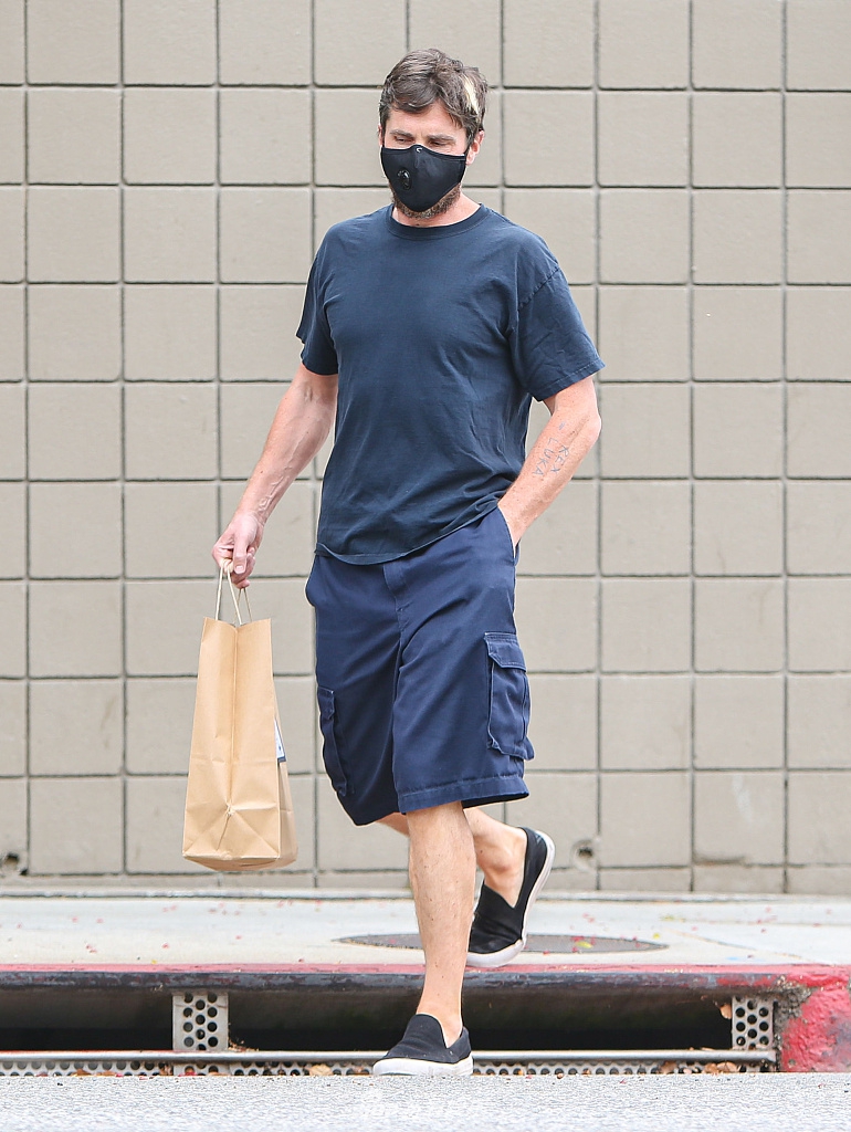 组图蝙蝠侠贝尔穿t恤短裤出街发间一抹白随性帅气