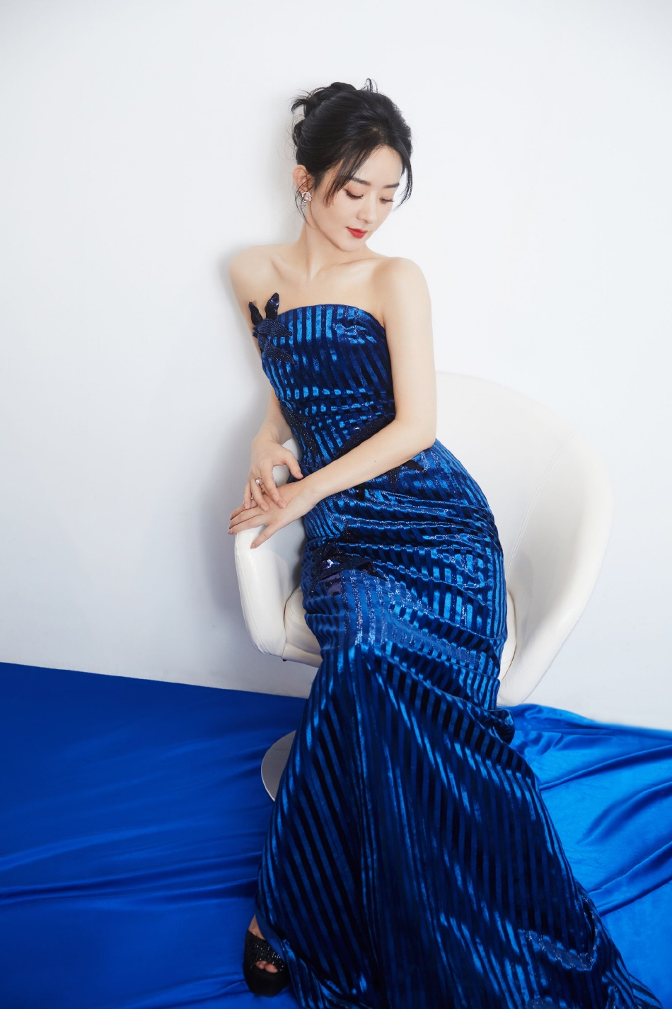 组图：赵丽颖釉蓝斜肩裙灵动优雅 与造型师合照被美颜反显失真