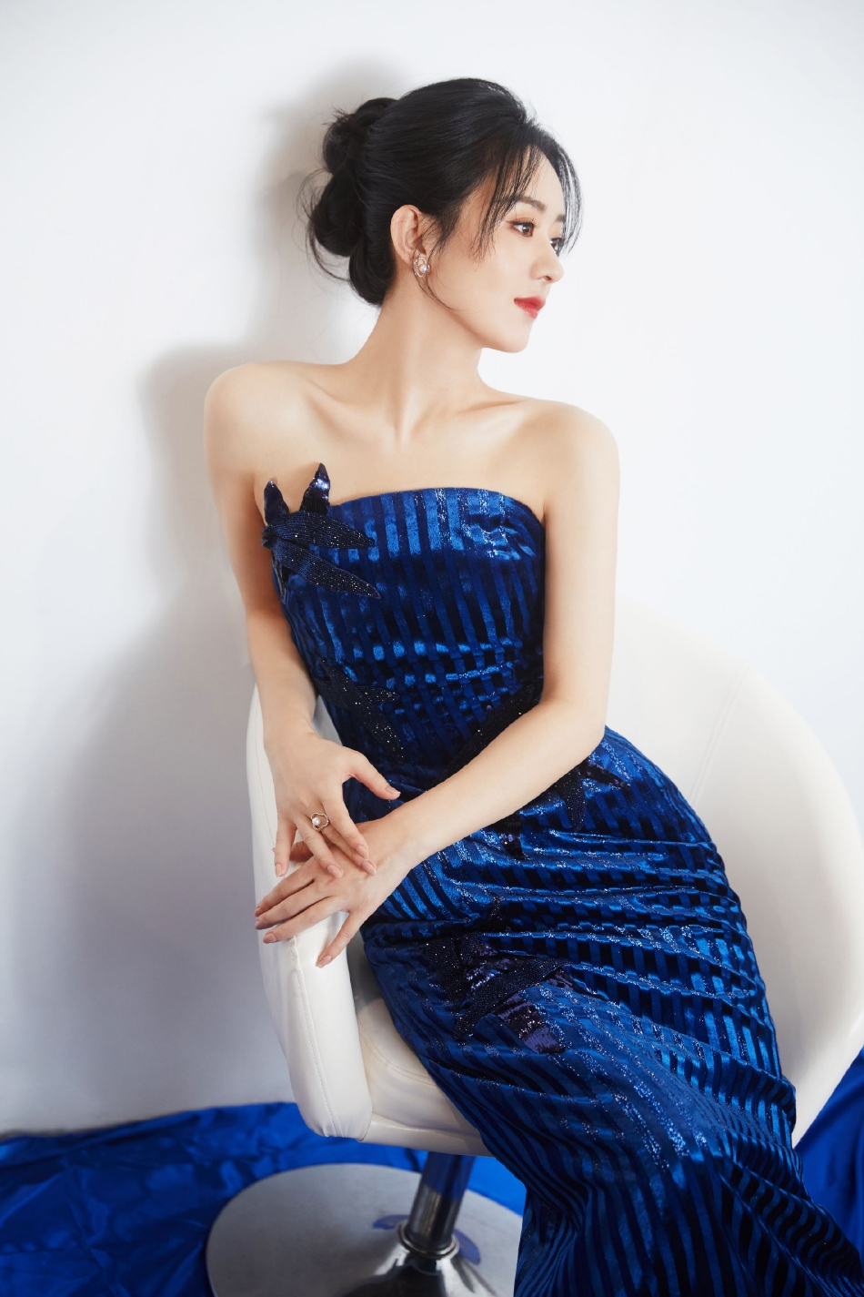 组图：赵丽颖釉蓝斜肩裙灵动优雅 与造型师合照被美颜反显失真
