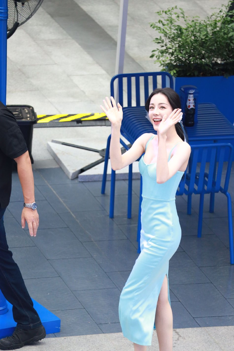 迪丽热巴穿蓝色高开叉长裙 低马尾气质温柔笑容甜美-易天影视公司