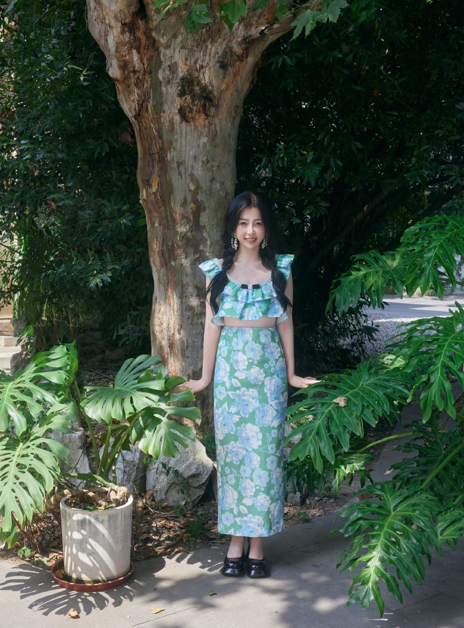 组图:虞书欣穿露腰碎花修身裙 扎双麻花辫清新靓丽笑容甜
