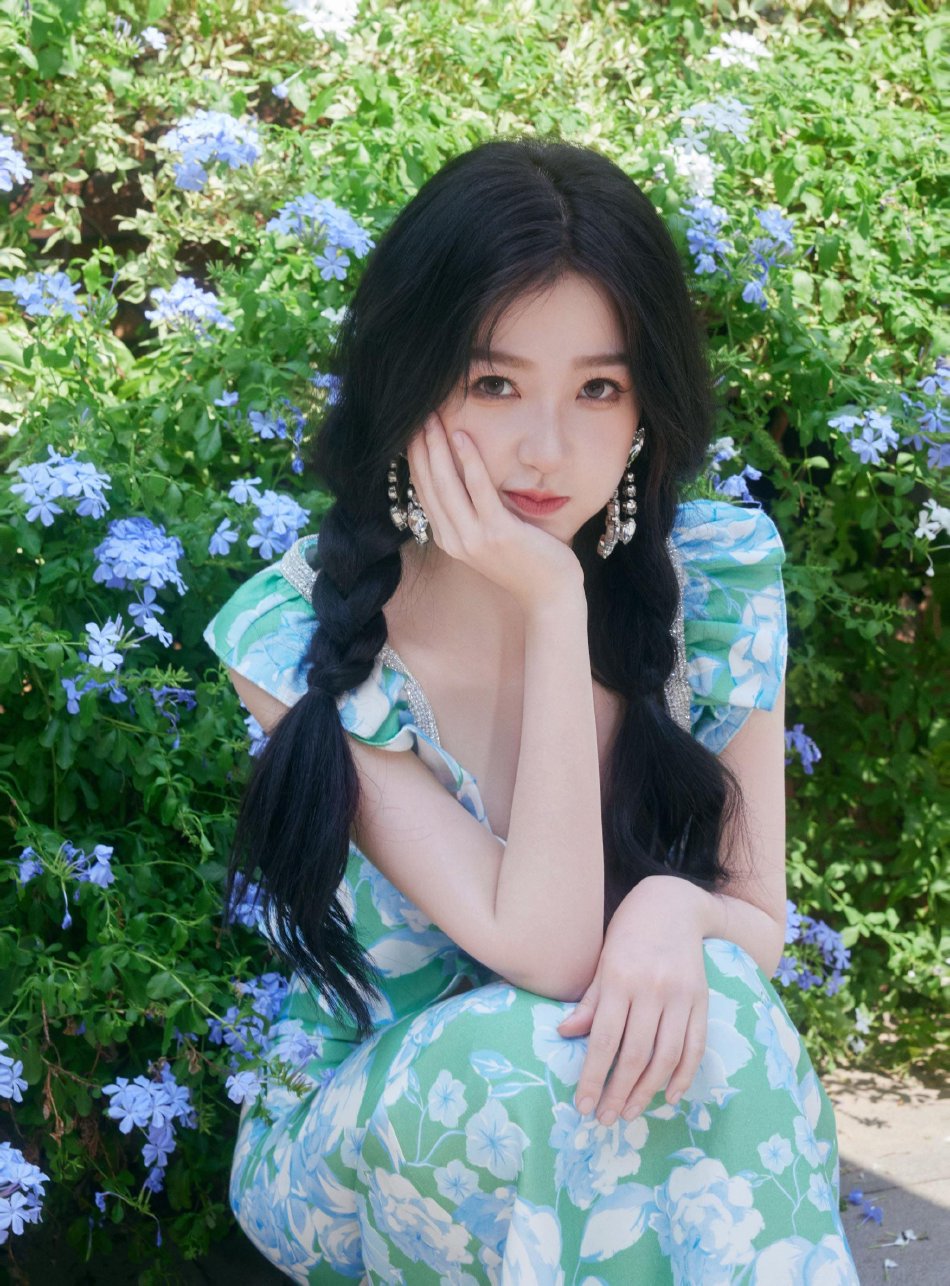 虞书欣穿露腰碎花修身裙 扎双麻花辫清新靓丽笑容甜_影视资讯网明星