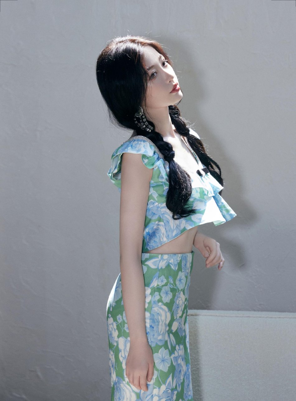 虞书欣穿露腰碎花修身裙 扎双麻花辫清新靓丽笑容甜_影视资讯网明星