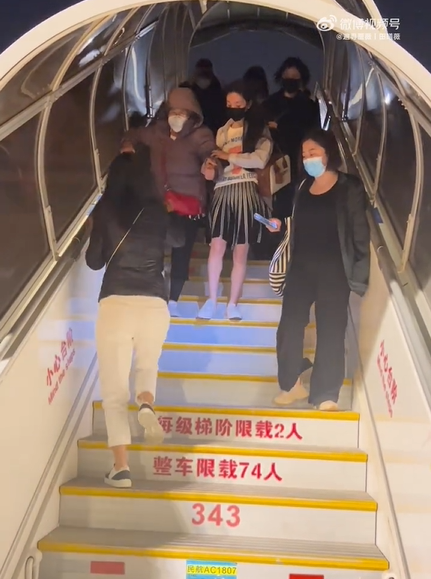 組圖:人美心善!田曦薇攙扶行動不便的老人下飛機 - 新浪香港