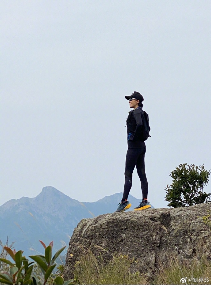 组图:55岁刘嘉玲晒登山照 穿紧身运动衣秀玲珑身材
