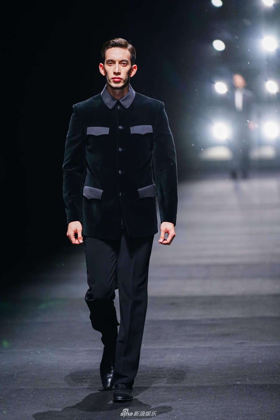 组图:mike隋走秀变"超模" 吸睛造型演绎中西元素"大碰撞"_高清图集