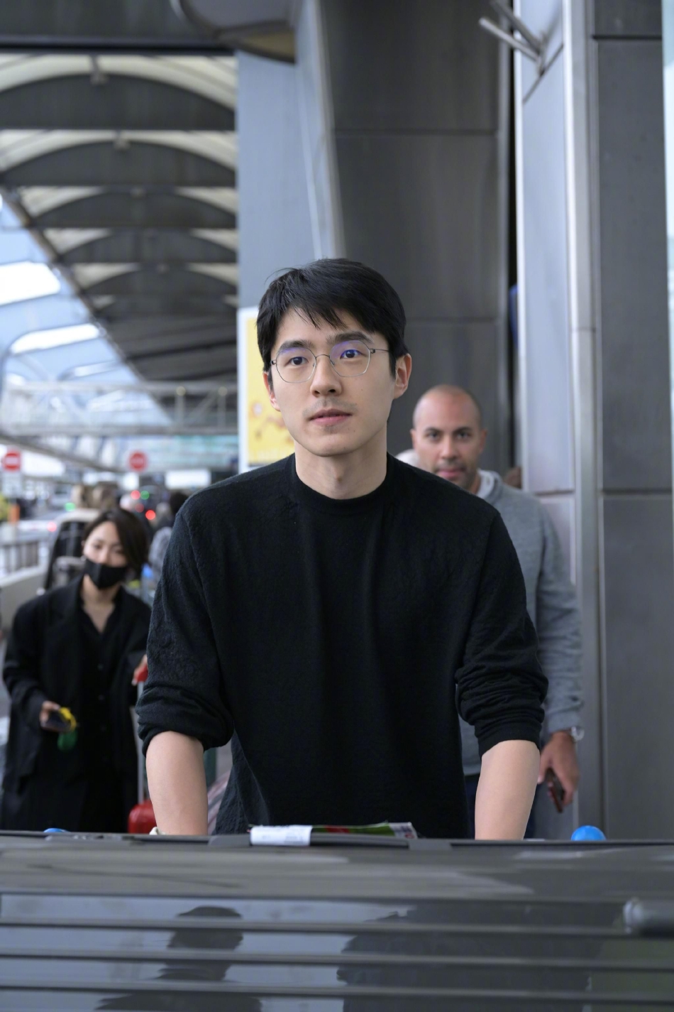 组图:刘昊然戛纳机场到达图释出 戴眼镜素颜生图依旧帅气