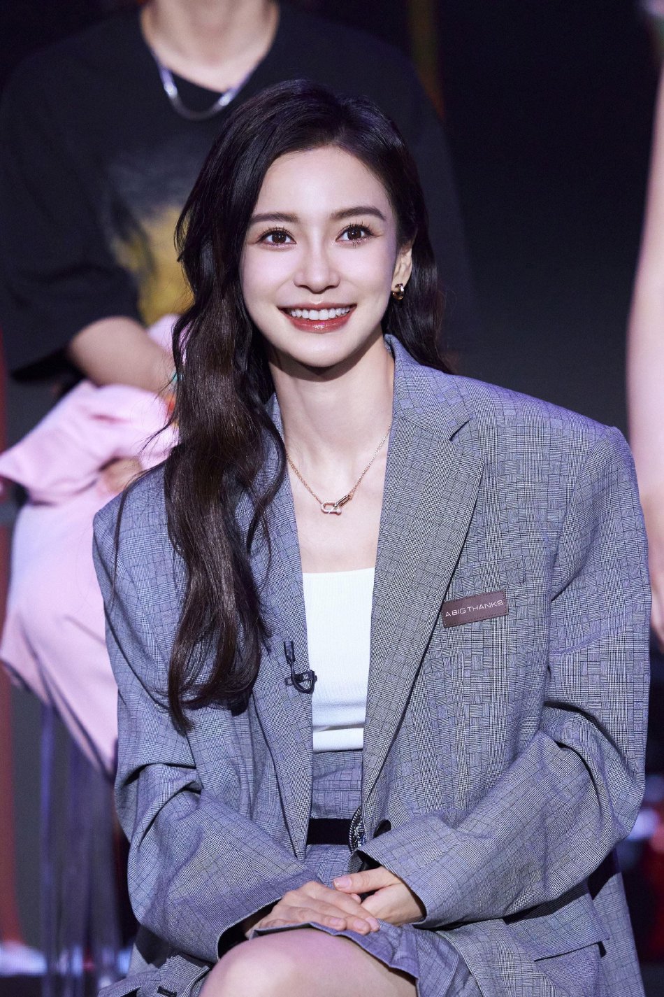 组图:angelababy穿短裙搭廓形西装 秀出精致锁骨酷飒迷人_高清图集