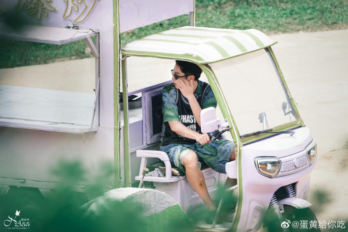 组图:王鹤棣《桃花坞3》路透曝光 骑三轮车疑似腿部受伤