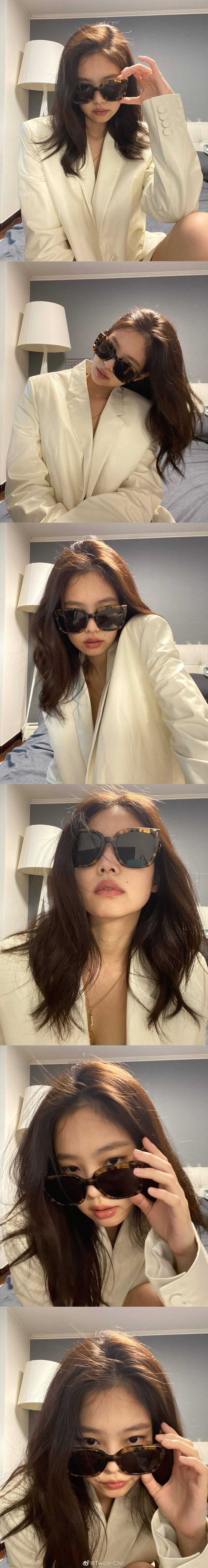 组图：百变妮妮！Jennie晒多组日常穿搭 或乖巧甜美或酷感朋克