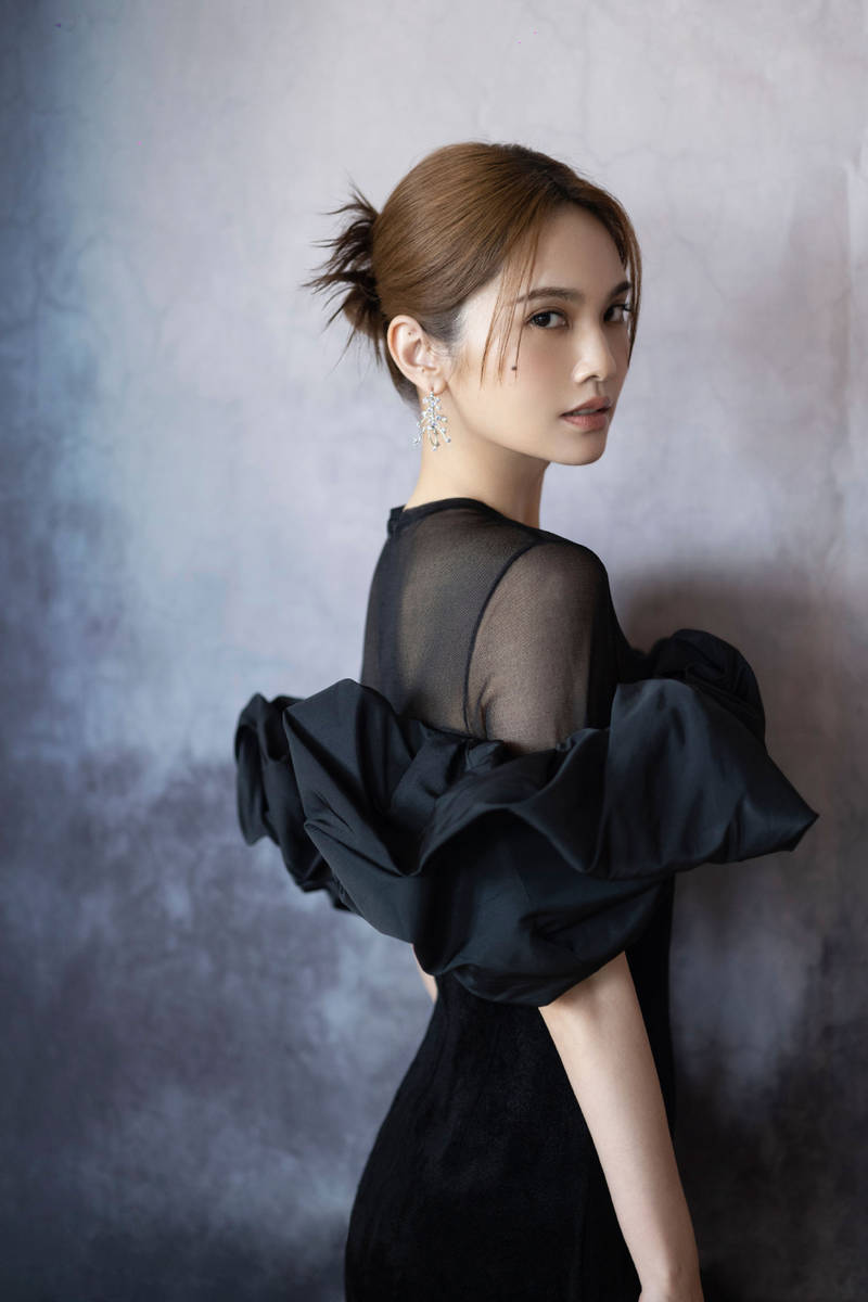 组图:杨丞琳着黑色长裙勾勒曼妙身姿 珠宝点缀仪态优雅_高清图集_新浪