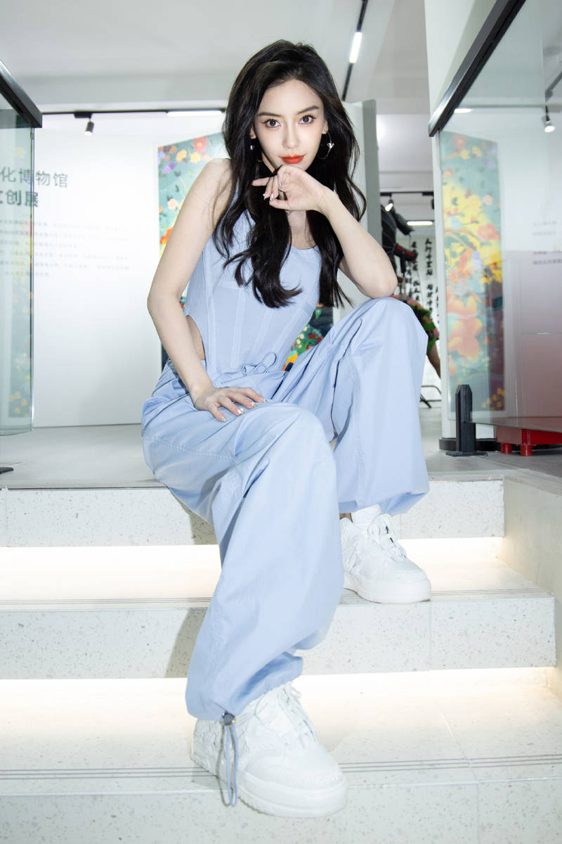 组图:angelababy穿蓝色运动装秀蚂蚁腰 黑发红唇酷飒甜美_高清图集