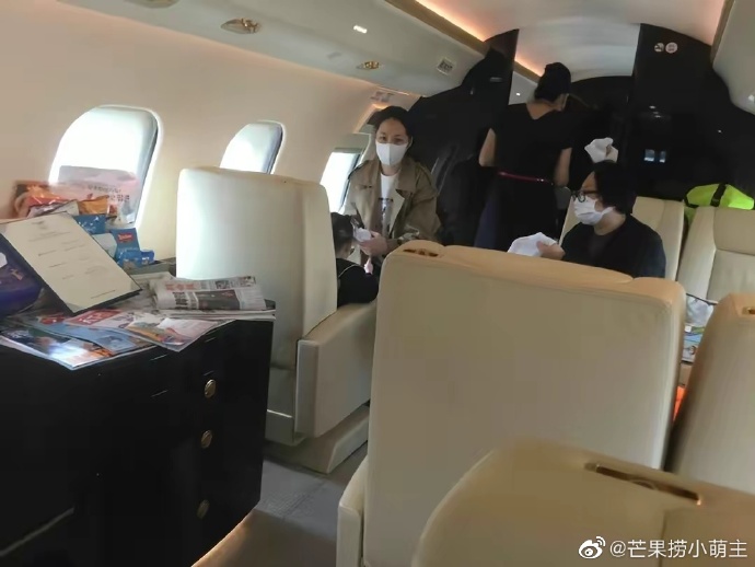 组图：网友坐飞机疑似偶遇郭碧婷 打扮低调带女儿前往香港