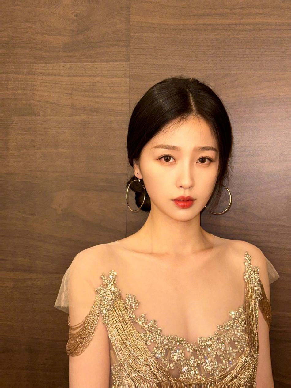 组图:虞书欣穿香槟色鎏金露背长裙 踩在沙发上性感不失俏皮_高清图集