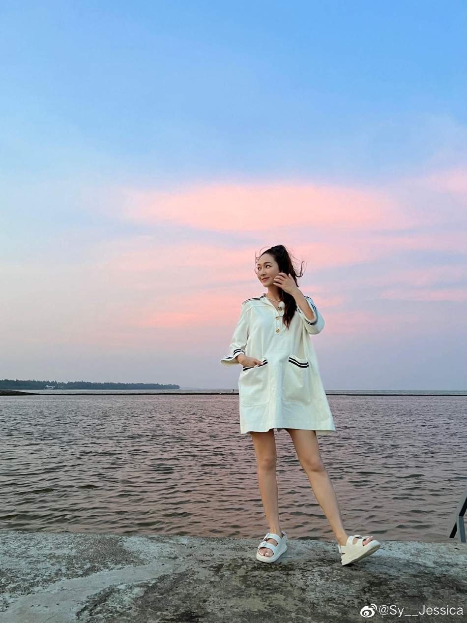 組圖：鄭秀妍海邊與粉色棉花糖雲合照 髮絲隨風而揚可愛又愜意