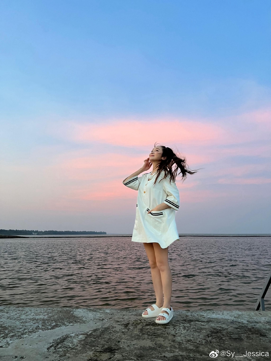 組圖：鄭秀妍海邊與粉色棉花糖雲合照 髮絲隨風而揚可愛又愜意