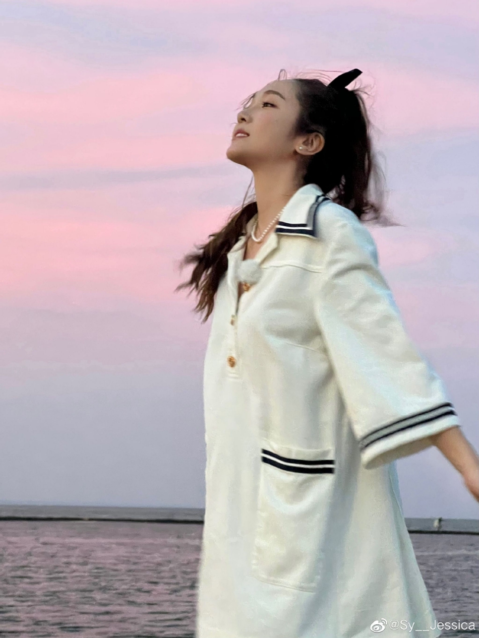 組圖：鄭秀妍海邊與粉色棉花糖雲合照 髮絲隨風而揚可愛又愜意