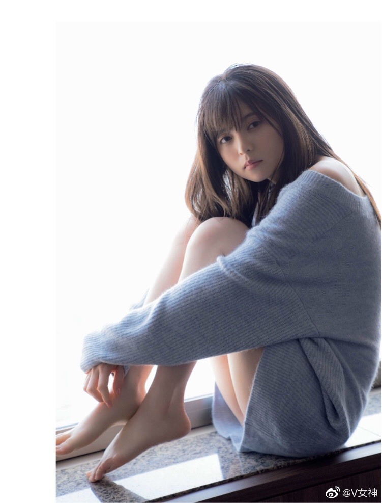 组图:斋藤飞鸟居家写真登时尚杂志 灰色毛衣显娇小身材