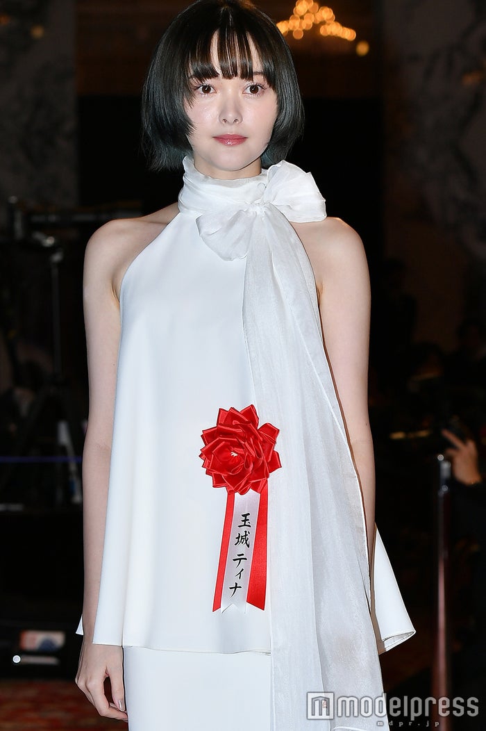 1 / 10 新浪娱乐讯 昨日,演员玉城tina出席"第44届报知电影奖"并获得