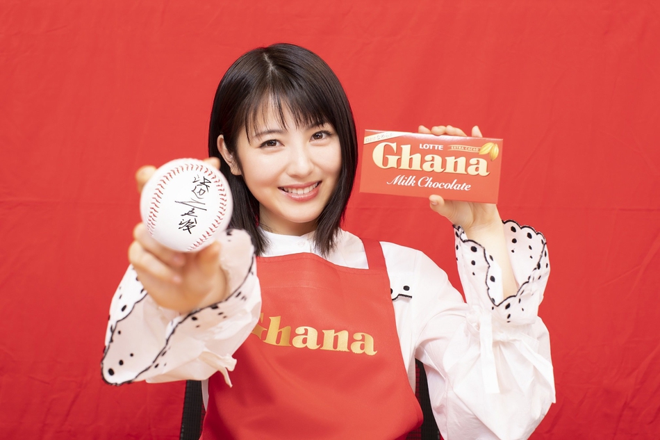 组图:滨边美波出席情人节活动 做巧克力为棒球队员送祝福