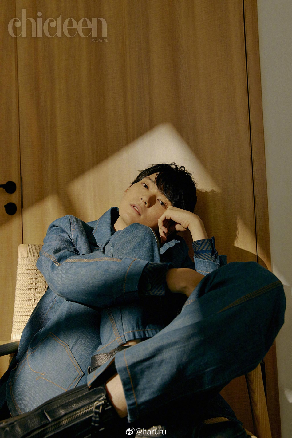 组图:古川雄辉拍摄时尚杂志写真 身披大衣显冬日温暖