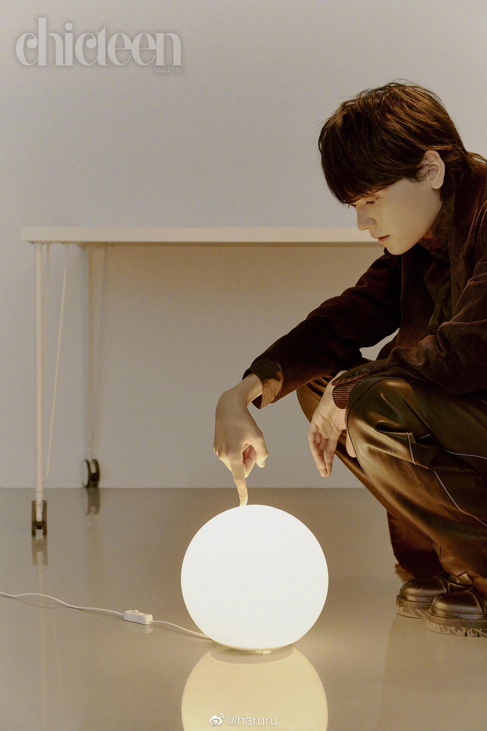 组图:古川雄辉拍摄时尚杂志写真 身披大衣显冬日温暖