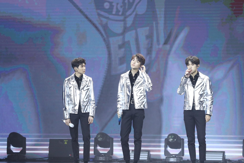 组图:tfboys三人合体同台表演 获微博十年影响力组合荣誉