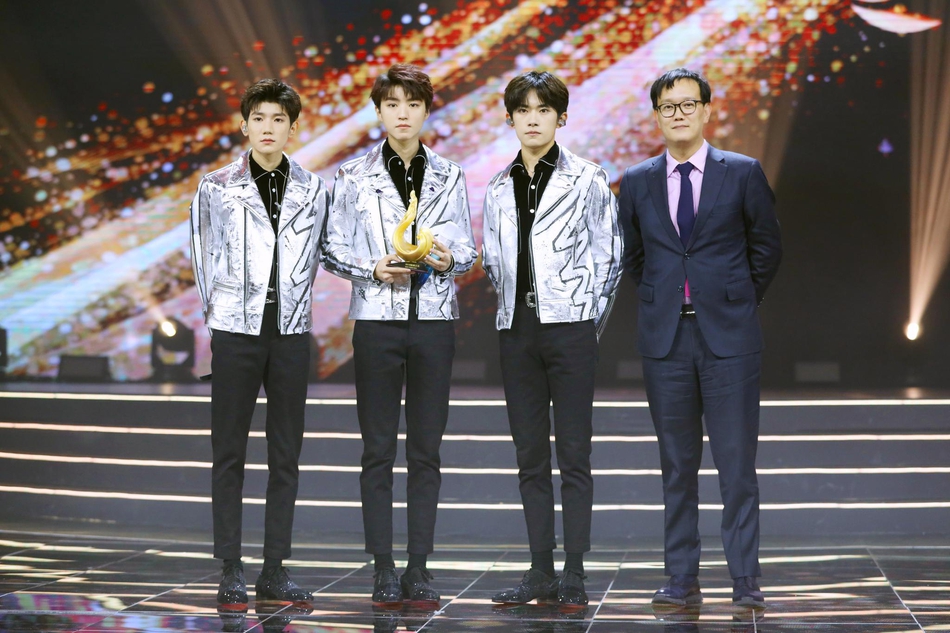 tfboys获2019微博之夜微博十年影响力组合荣誉