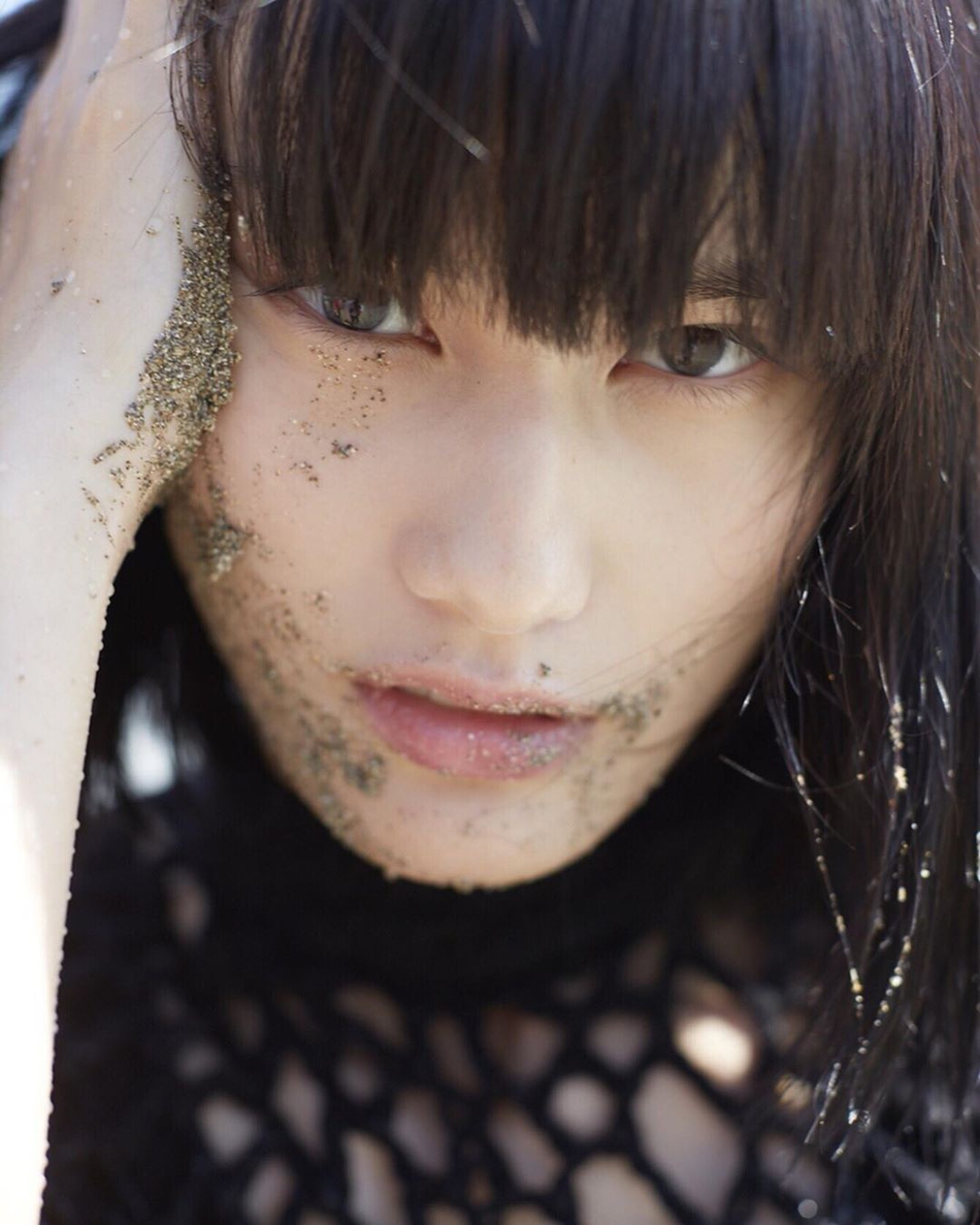 组图:桥本爱ins晒沙滩写真 穿白色纱裙于海浪中起舞