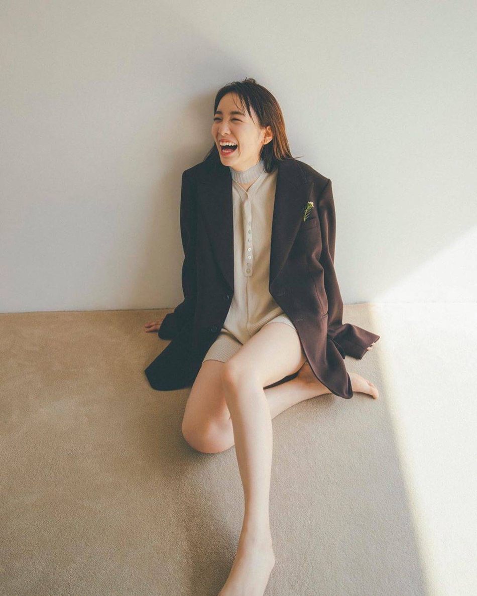 组图:饭丰万理江发行写真日历 阳光下气质恬静可人