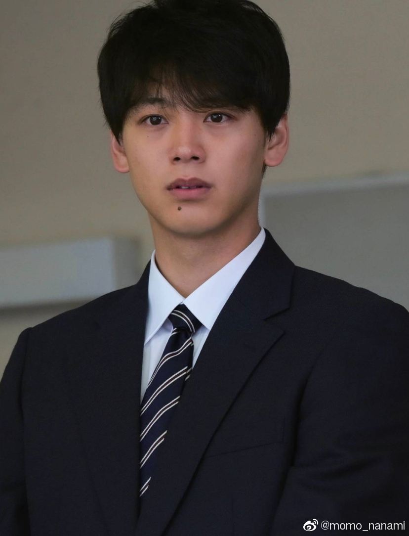 组图:竹内凉真电影剧照登杂志 穿高中生制服散发青春帅气