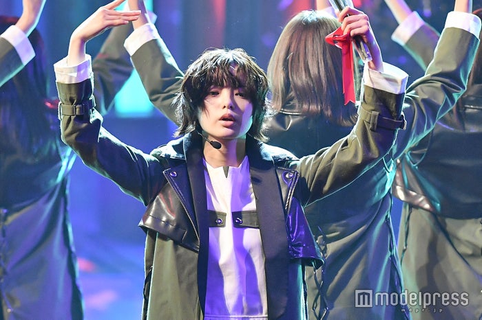 组图:欅坂46连续三年登唱片大赏 华丽上演获奖曲《黑羊》