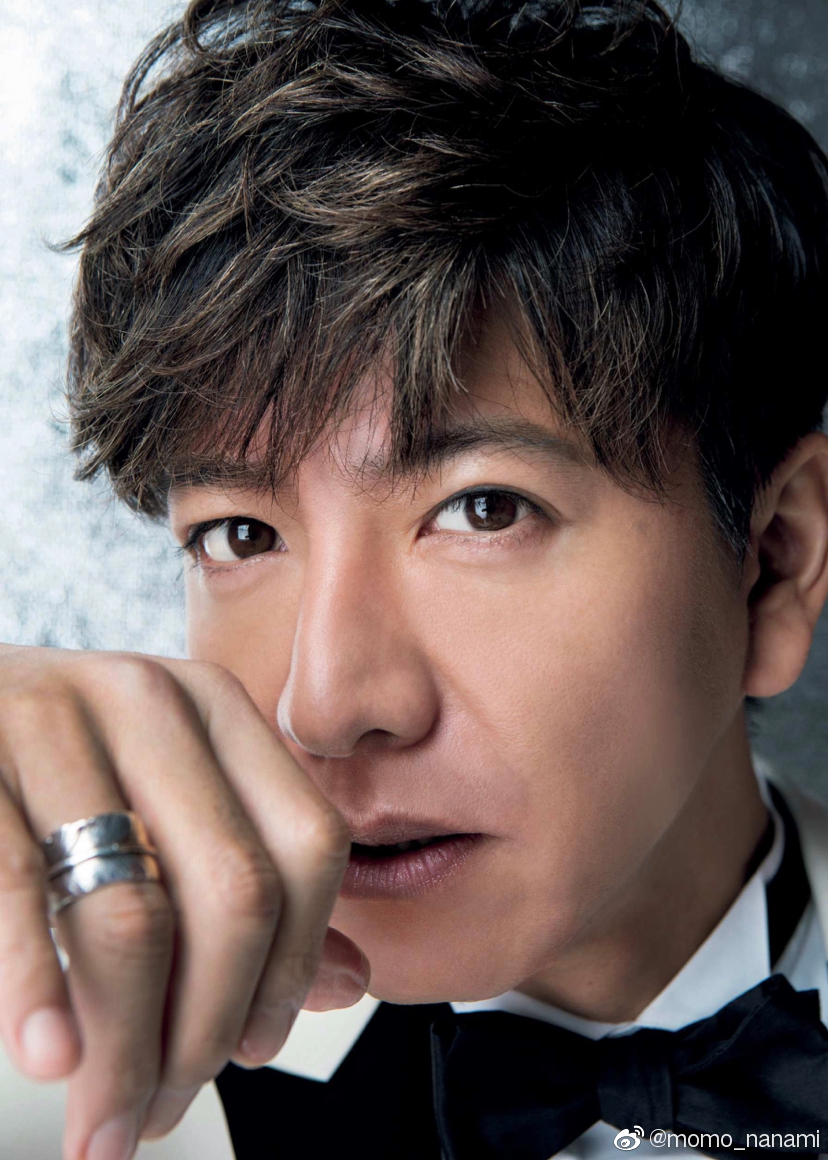 组图:木村拓哉写真登日杂封面 沉稳表情显成熟魅力