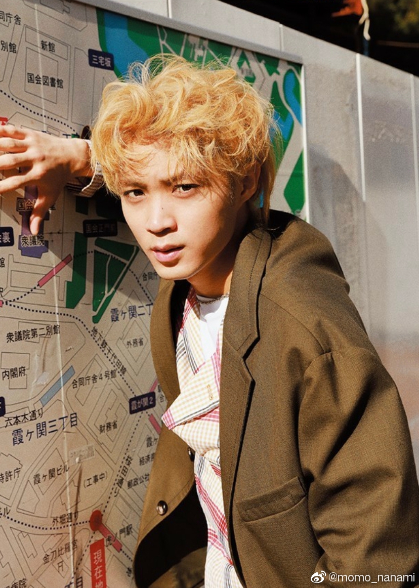 组图:矶村勇斗拍摄时尚写真 金发少年漫步夕阳闹市区