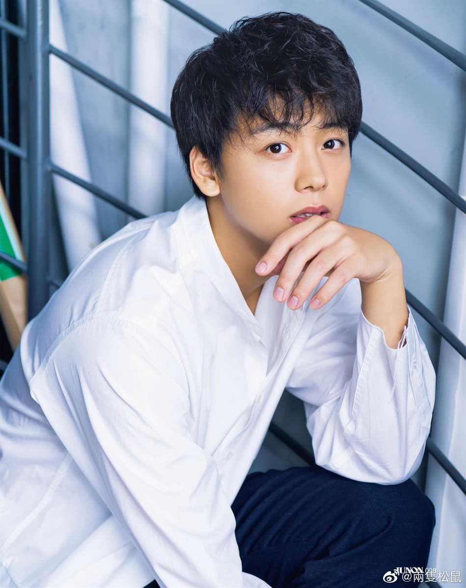 组图:竹内凉真衬衫写真登杂志 配墨绿大衣气质干净利落